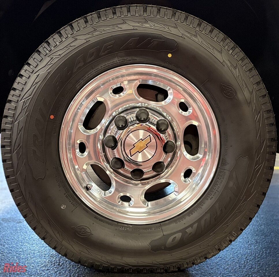 2001 Chevrolet Suburban 2500 LT   - Photo 7 - Bismarck, ND 58503