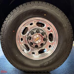 2001 Chevrolet Suburban 2500 LT   - Photo 7 - Bismarck, ND 58503