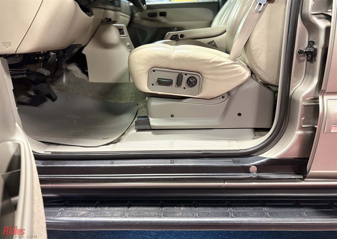 2001 Chevrolet Suburban 2500 LT   - Photo 15 - Bismarck, ND 58503