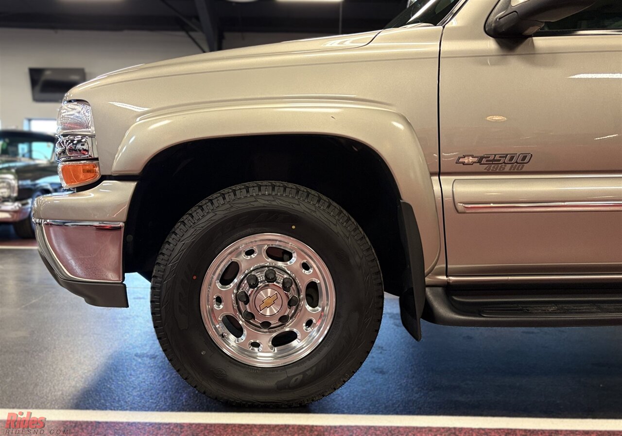 2001 Chevrolet Suburban 2500 LT   - Photo 6 - Bismarck, ND 58503