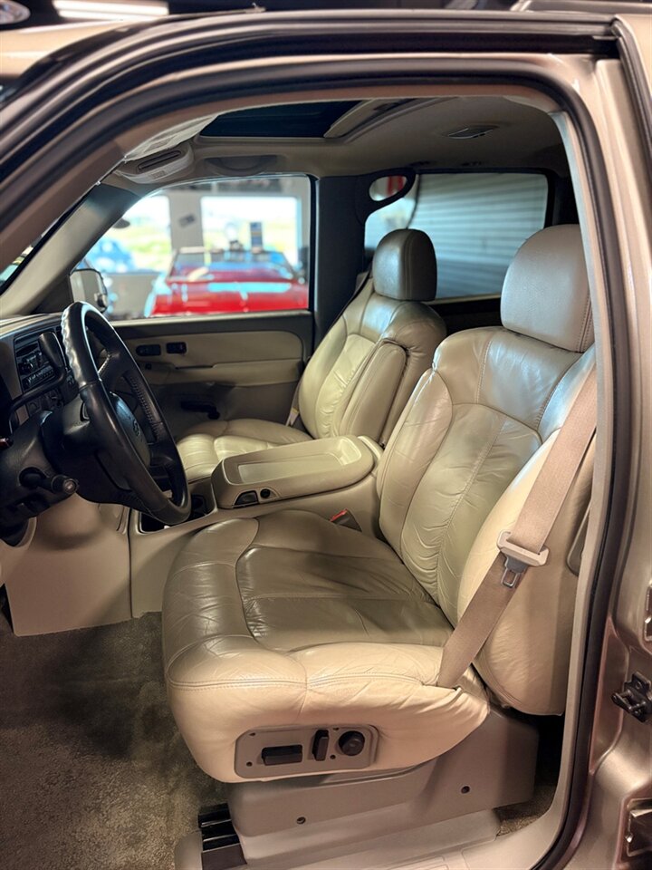 2001 Chevrolet Suburban 2500 LT   - Photo 17 - Bismarck, ND 58503
