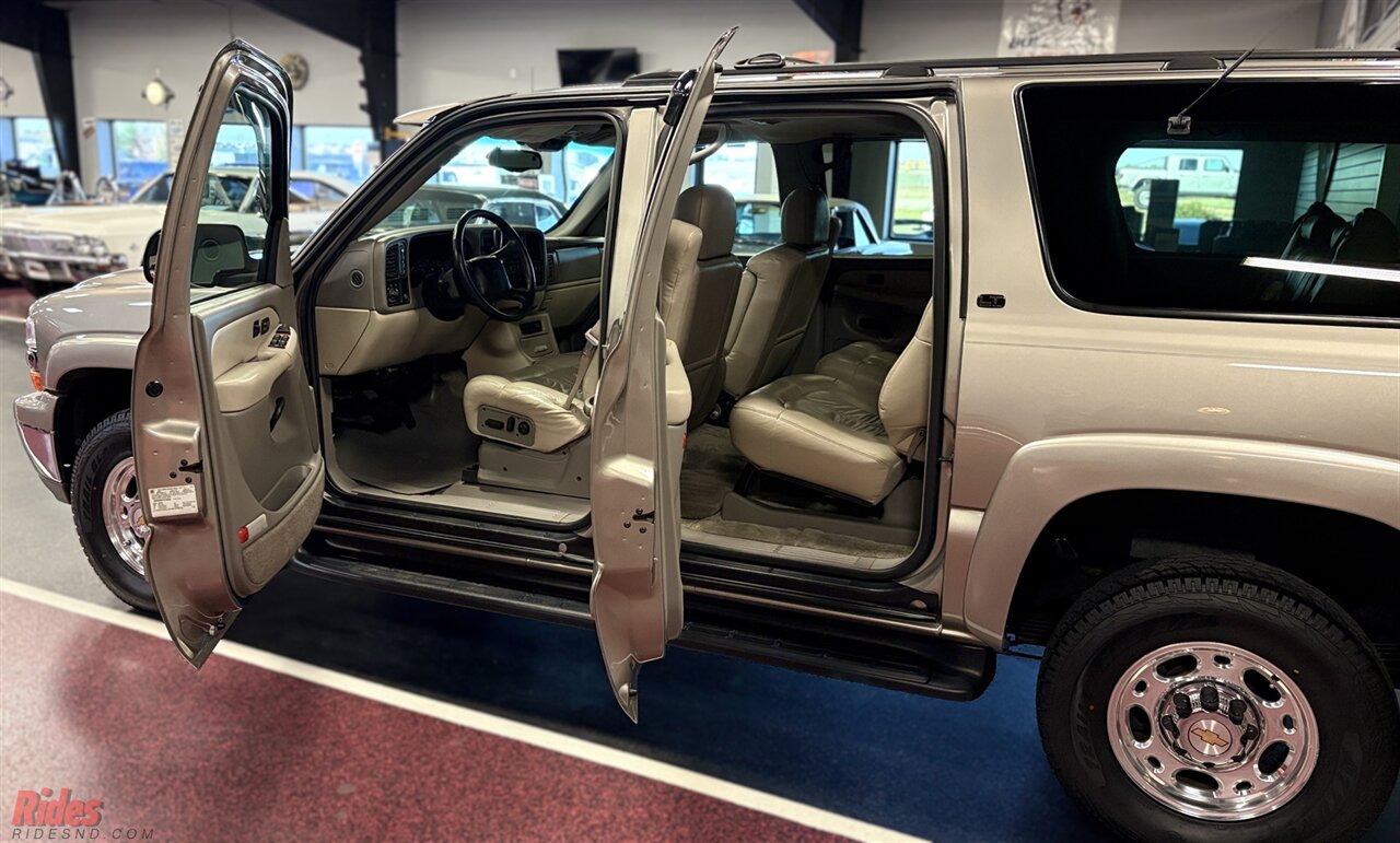 2001 Chevrolet Suburban 2500 LT   - Photo 12 - Bismarck, ND 58503