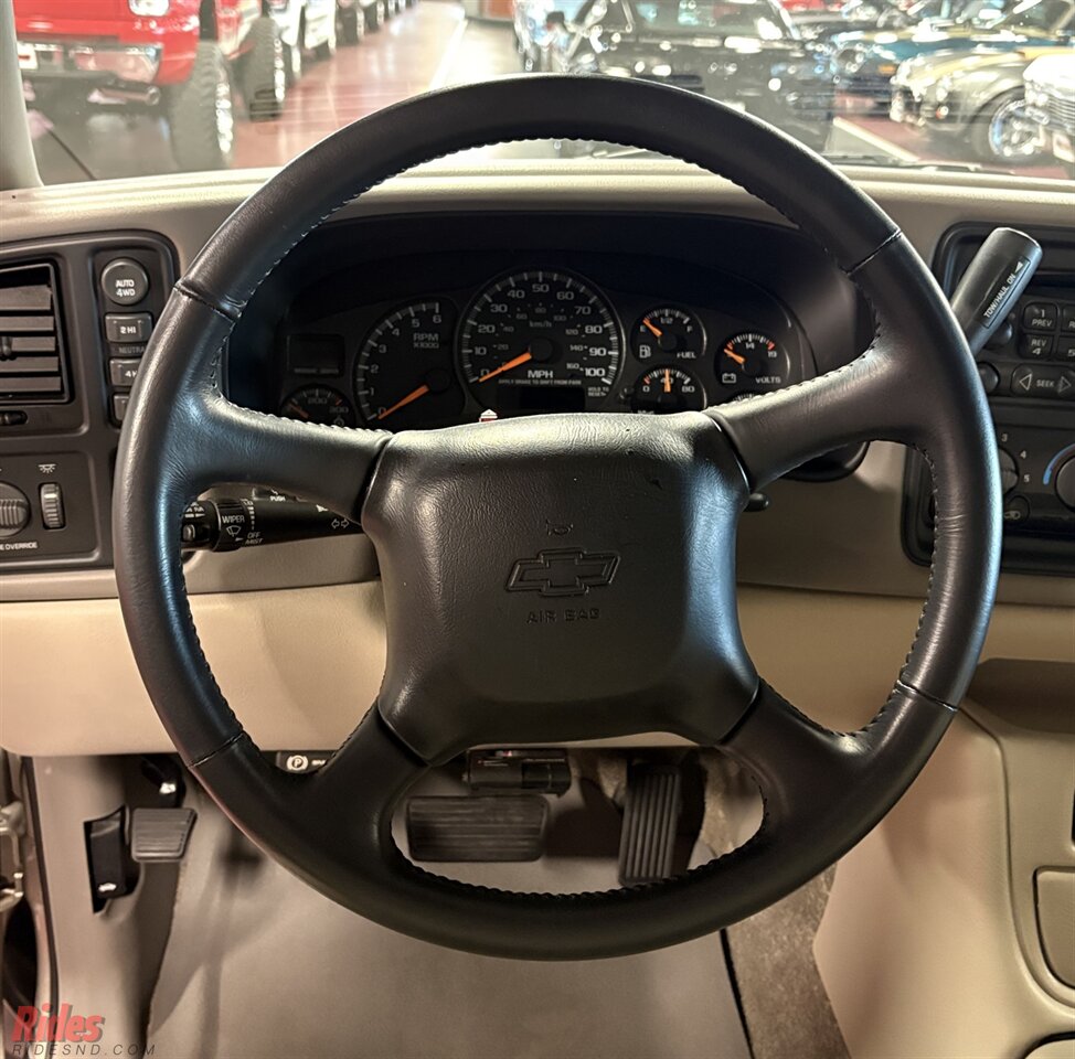 2001 Chevrolet Suburban 2500 LT   - Photo 21 - Bismarck, ND 58503