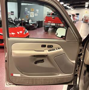 2001 Chevrolet Suburban 2500 LT   - Photo 13 - Bismarck, ND 58503