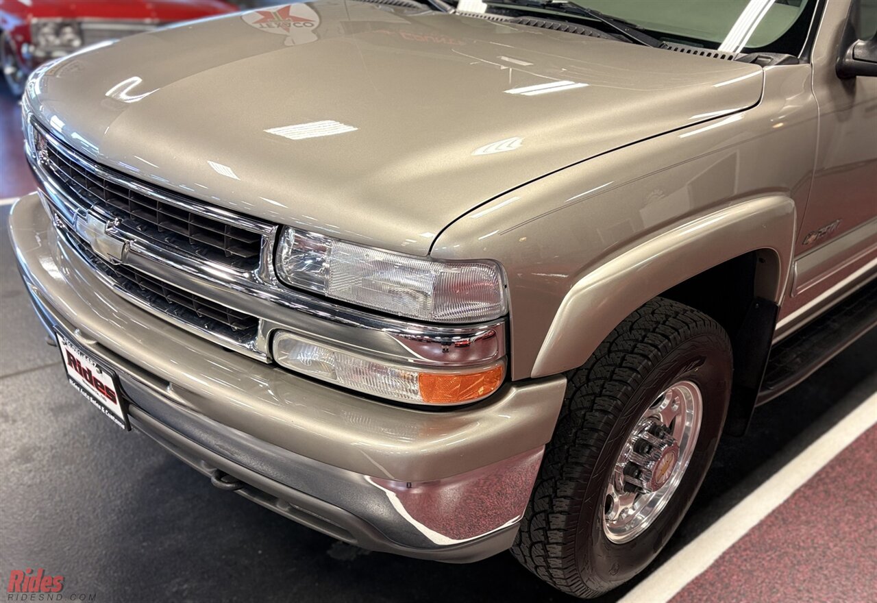2001 Chevrolet Suburban 2500 LT   - Photo 3 - Bismarck, ND 58503