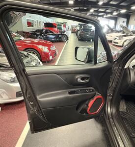 2018 Jeep Renegade Trailhawk   - Photo 13 - Bismarck, ND 58503