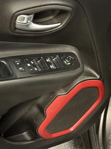 2018 Jeep Renegade Trailhawk   - Photo 12 - Bismarck, ND 58503