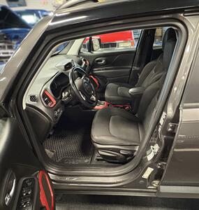 2018 Jeep Renegade Trailhawk   - Photo 11 - Bismarck, ND 58503