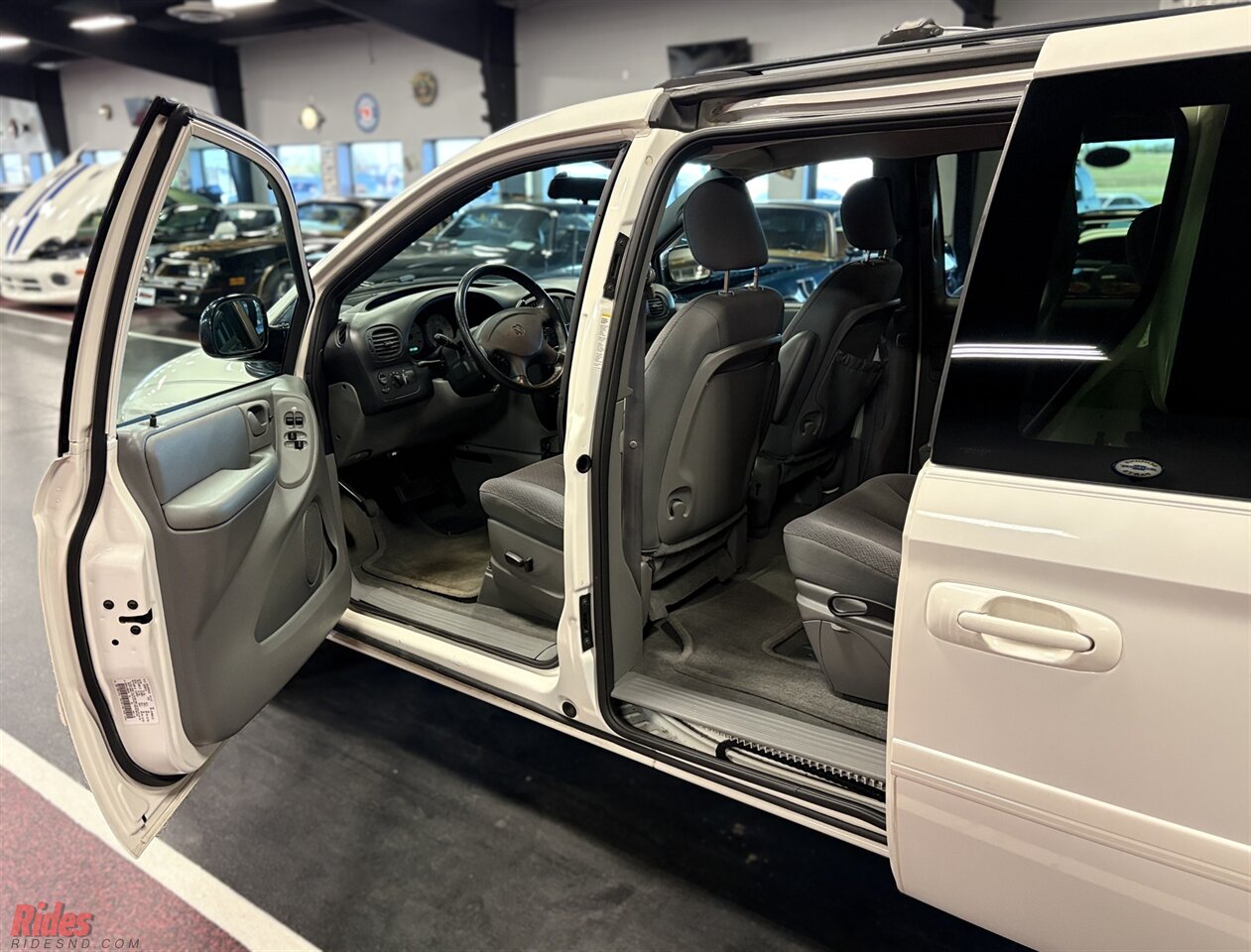 2004 Dodge Grand Caravan SXT   - Photo 10 - Bismarck, ND 58503