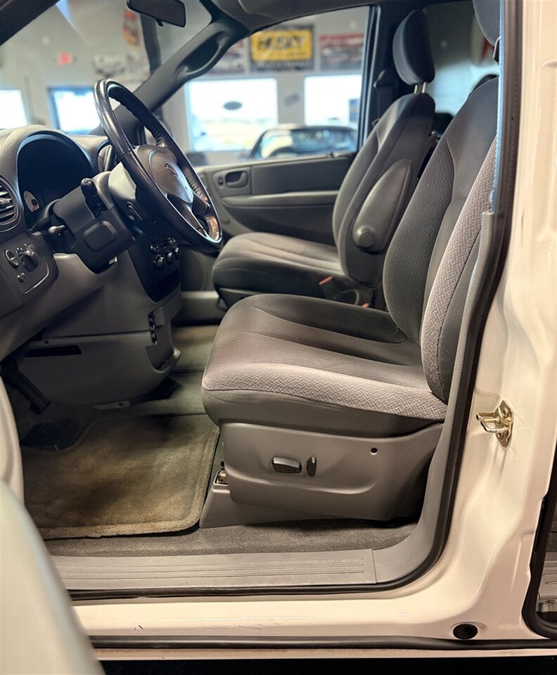 2004 Dodge Grand Caravan SXT   - Photo 12 - Bismarck, ND 58503
