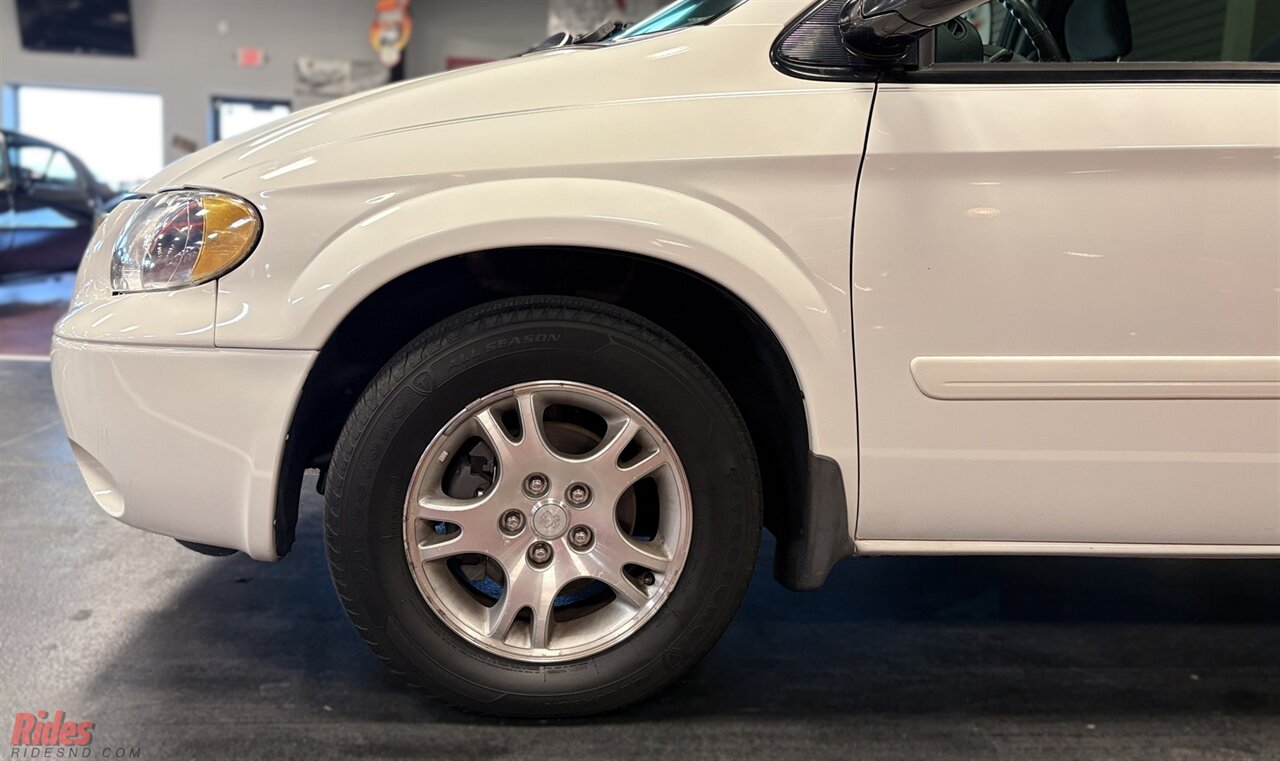 2004 Dodge Grand Caravan SXT   - Photo 5 - Bismarck, ND 58503