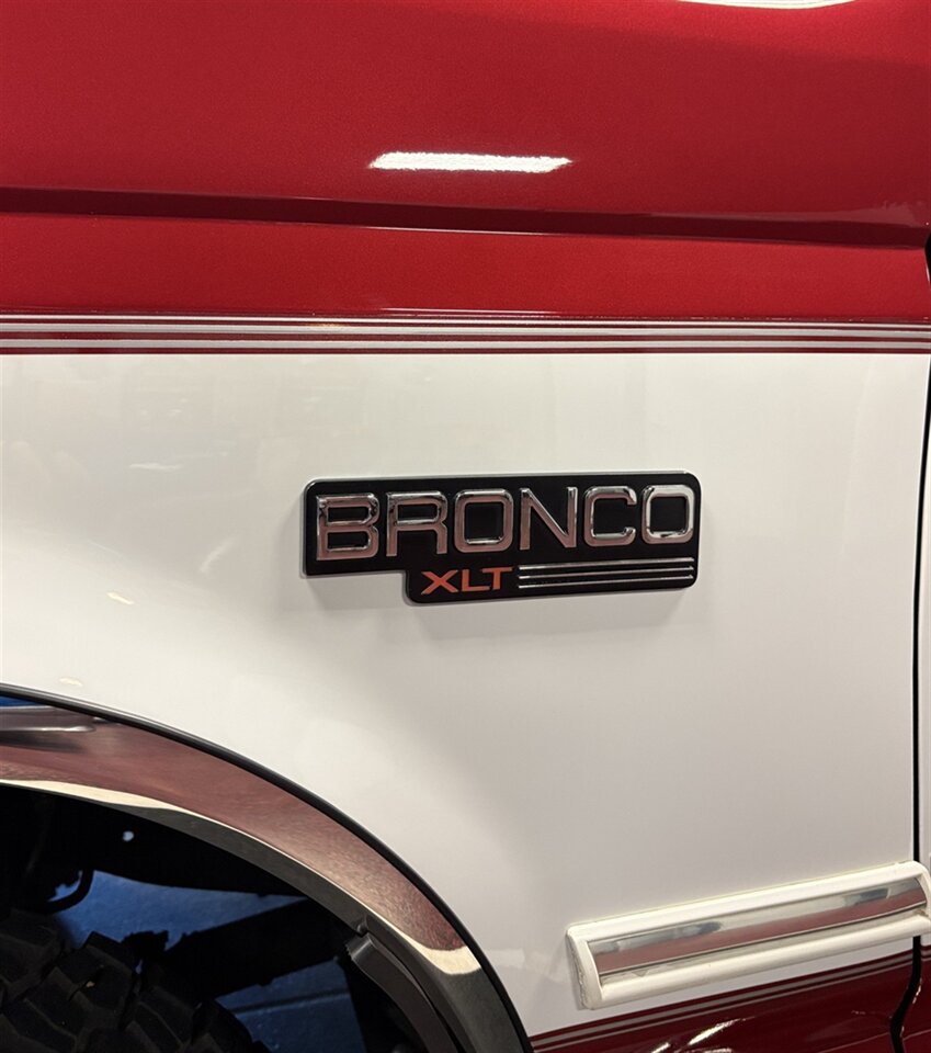 1994 Ford Bronco XLT   - Photo 12 - Bismarck, ND 58503