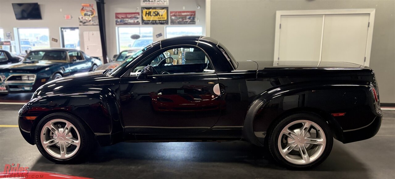 2004 Chevrolet SSR LS   - Photo 4 - Bismarck, ND 58503