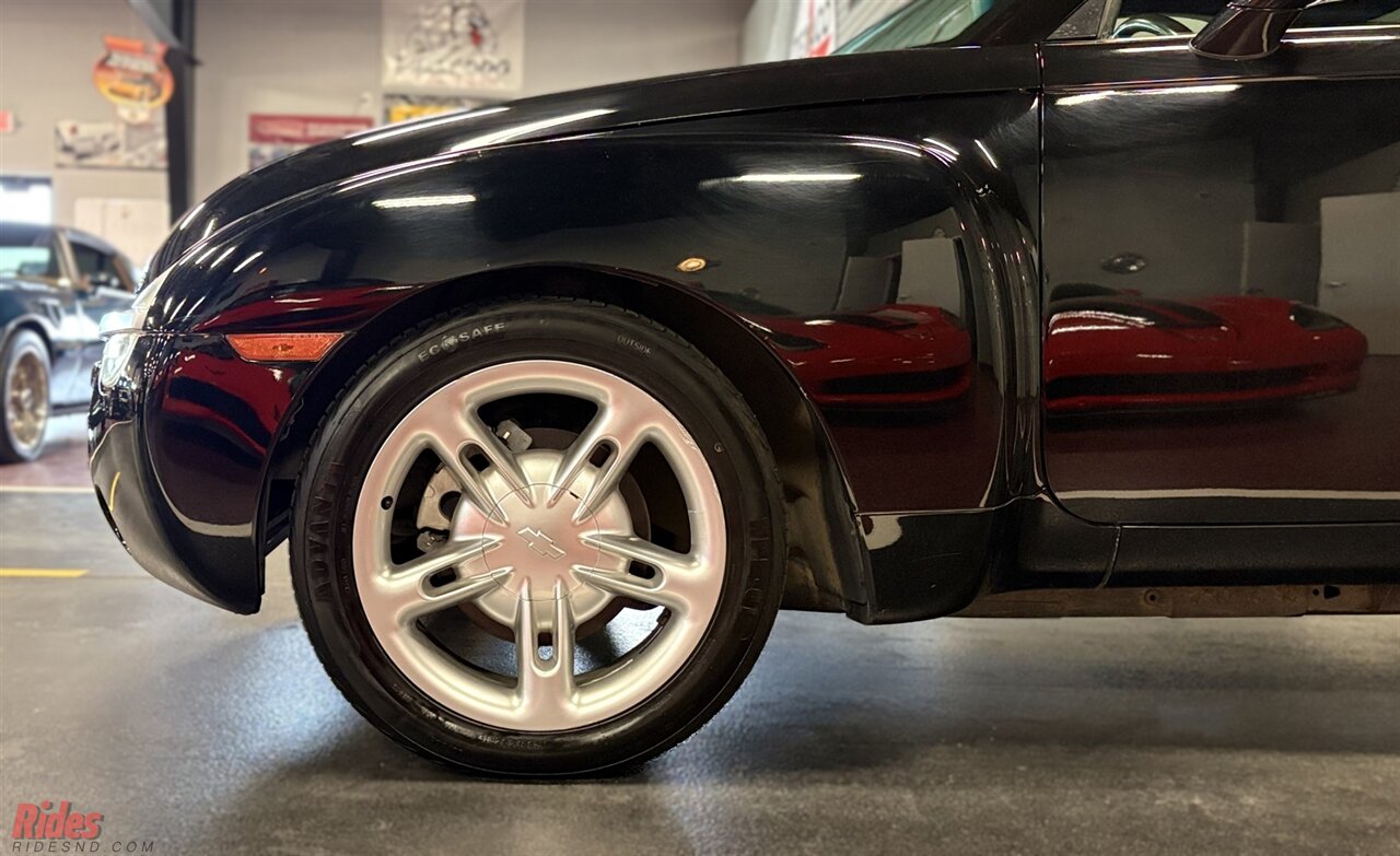 2004 Chevrolet SSR LS   - Photo 5 - Bismarck, ND 58503