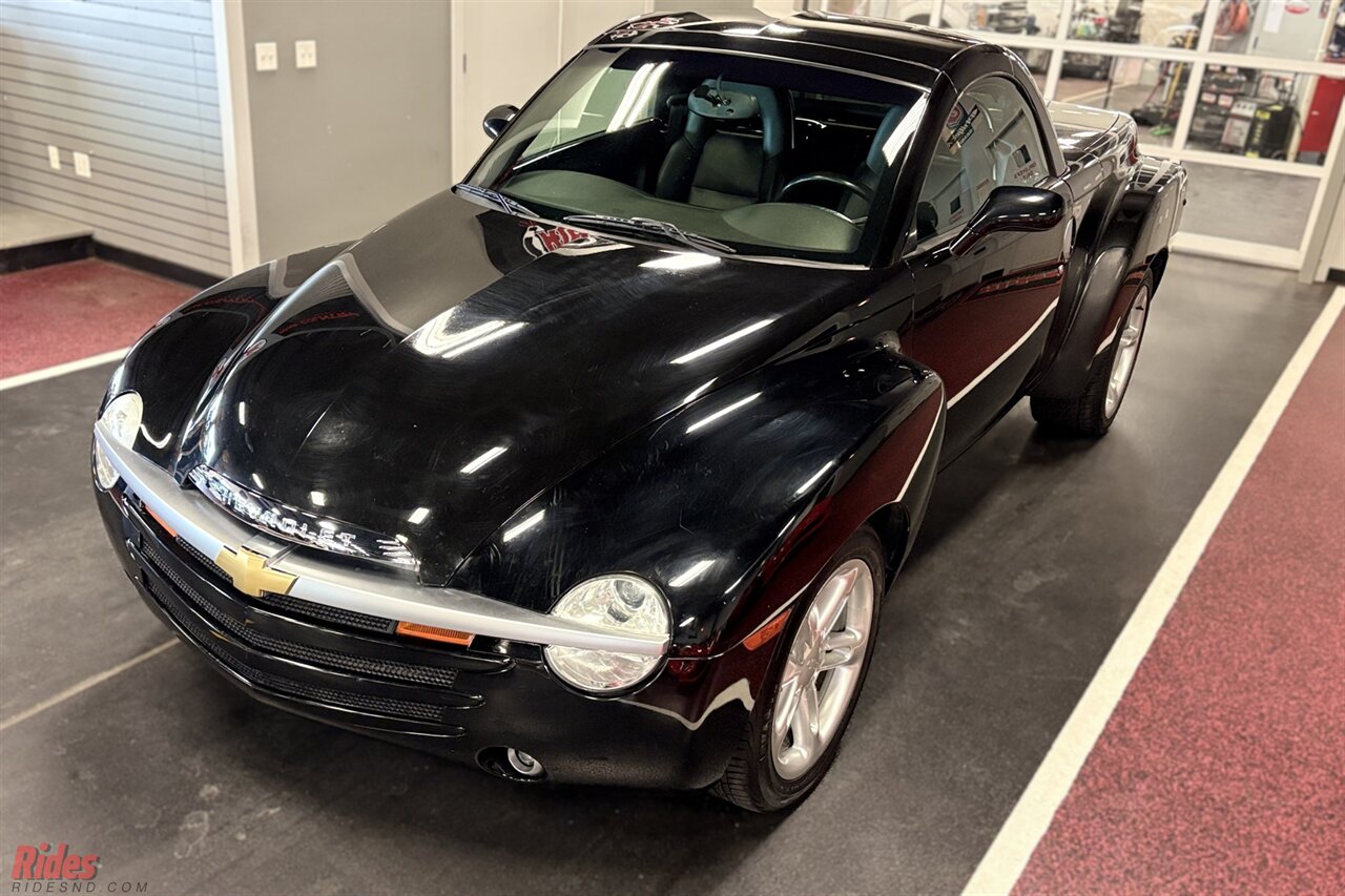 2004 Chevrolet SSR LS   - Photo 3 - Bismarck, ND 58503