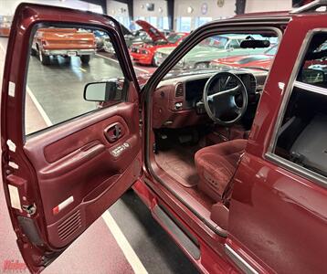 1995 Chevrolet Suburban K1500   - Photo 9 - Bismarck, ND 58503