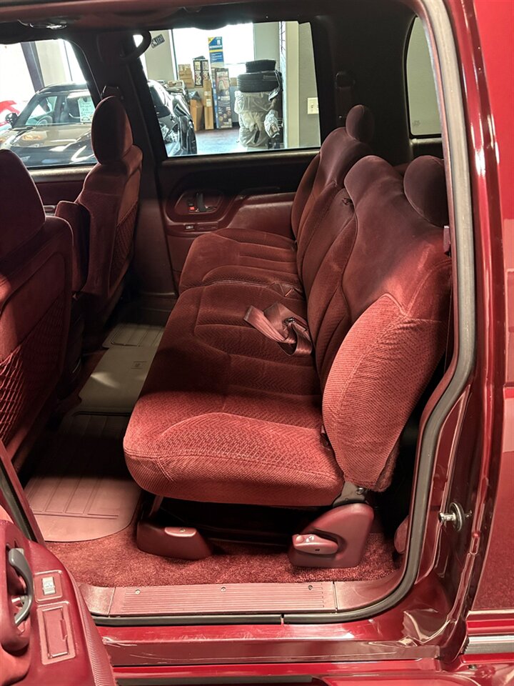 1995 Chevrolet Suburban K1500   - Photo 13 - Bismarck, ND 58503