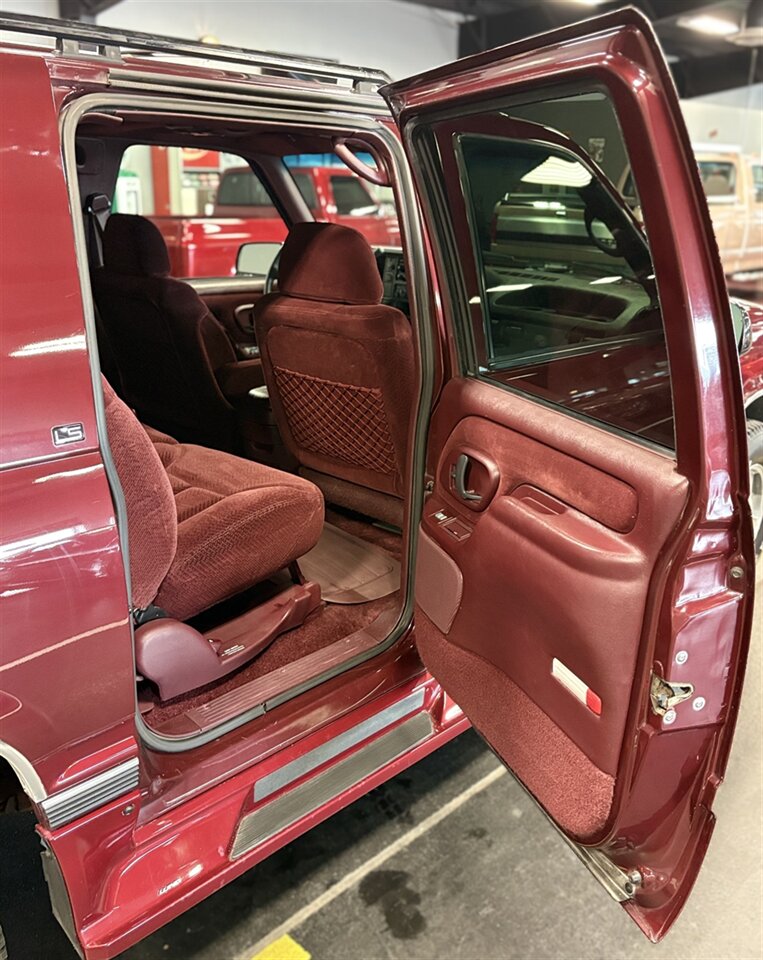1995 Chevrolet Suburban K1500   - Photo 24 - Bismarck, ND 58503