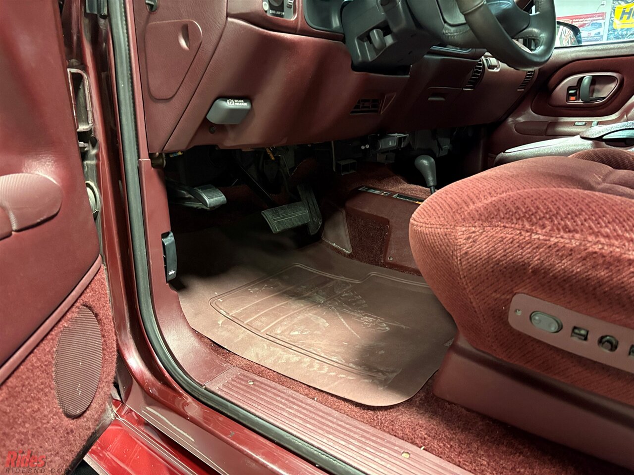 1995 Chevrolet Suburban K1500   - Photo 38 - Bismarck, ND 58503