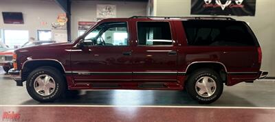 1995 Chevrolet Suburban K1500   - Photo 4 - Bismarck, ND 58503