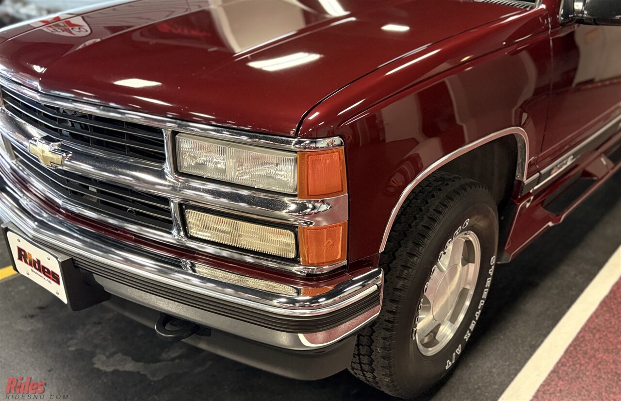 1995 Chevrolet Suburban K1500   - Photo 3 - Bismarck, ND 58503