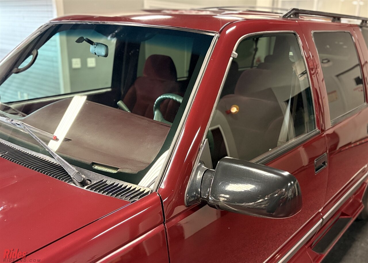 1995 Chevrolet Suburban K1500   - Photo 7 - Bismarck, ND 58503