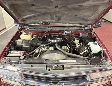 1995 Chevrolet Suburban K1500   - Photo 35 - Bismarck, ND 58503