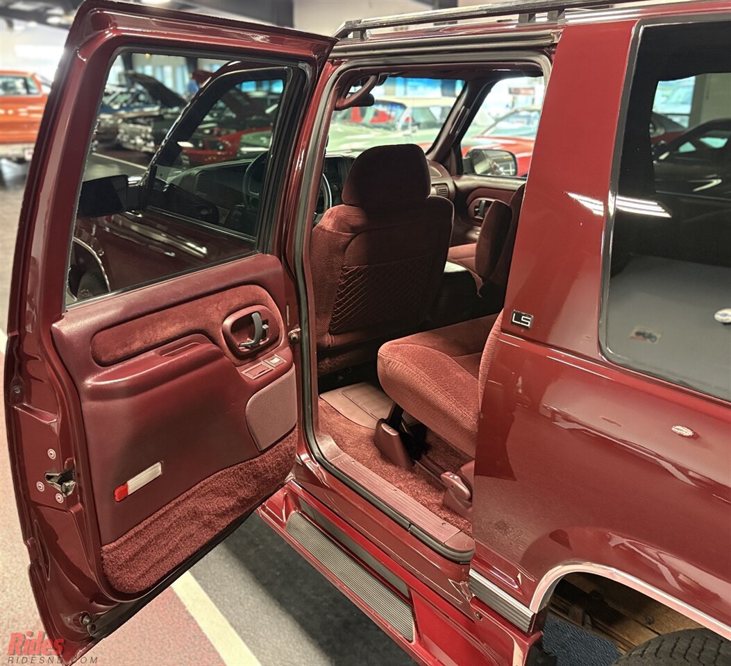 1995 Chevrolet Suburban K1500   - Photo 12 - Bismarck, ND 58503