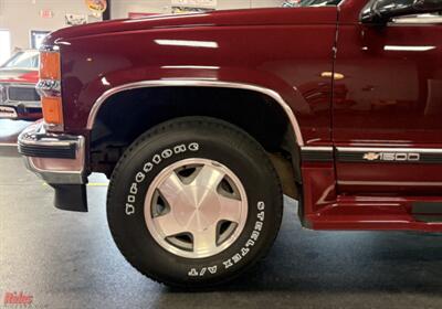 1995 Chevrolet Suburban K1500   - Photo 5 - Bismarck, ND 58503