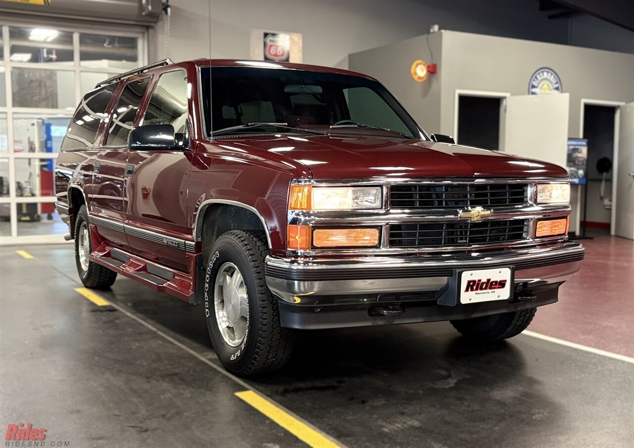 1995 Chevrolet Suburban K1500   - Photo 2 - Bismarck, ND 58503