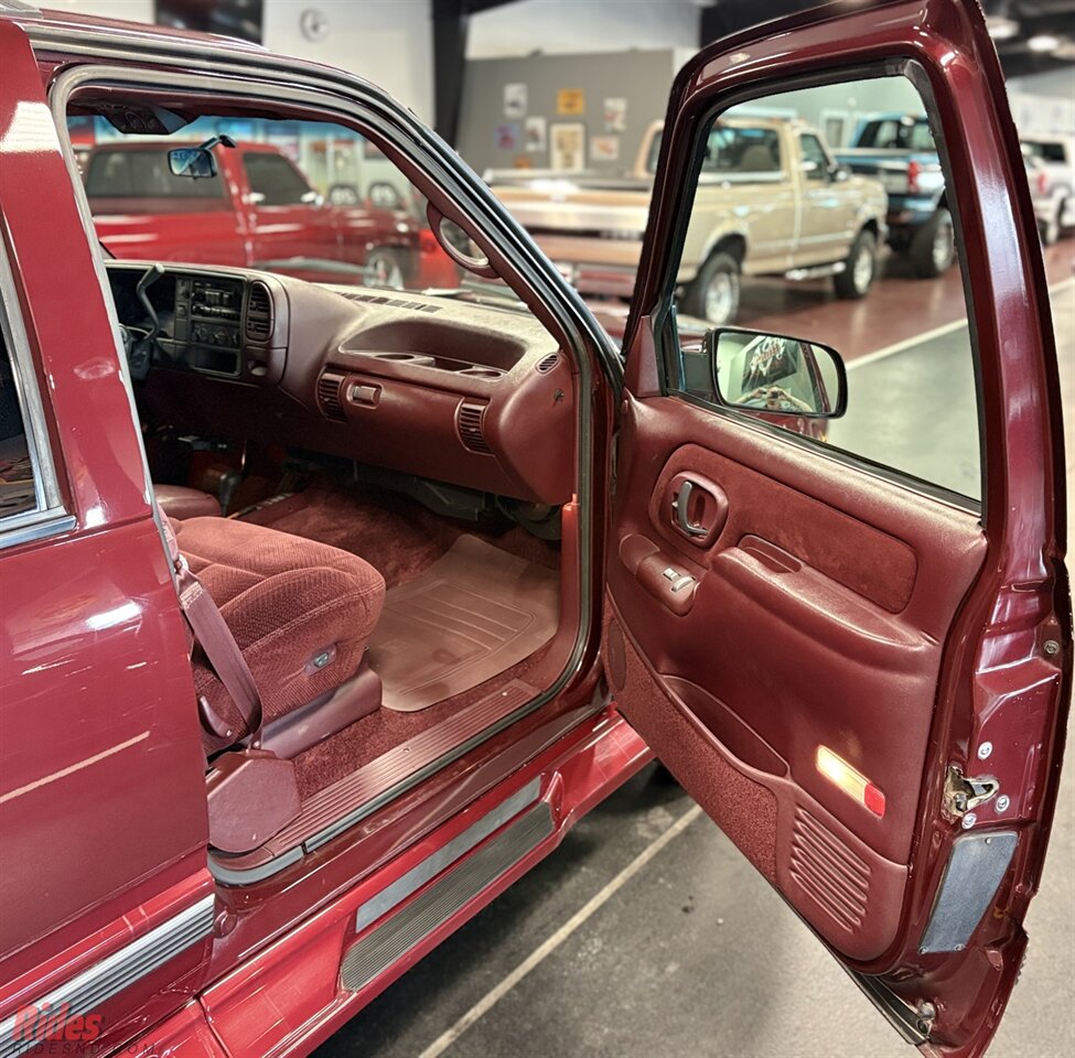 1995 Chevrolet Suburban K1500   - Photo 27 - Bismarck, ND 58503