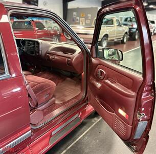1995 Chevrolet Suburban K1500   - Photo 27 - Bismarck, ND 58503