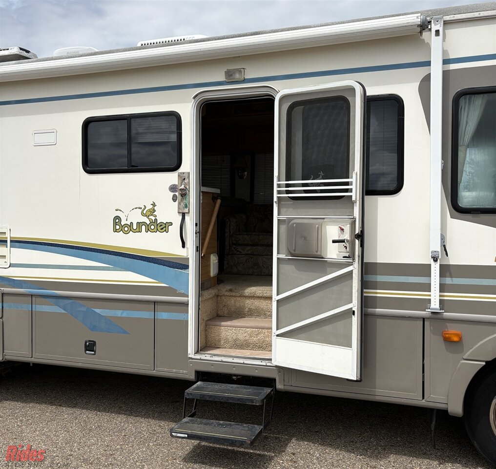 2000 Fleetwood Bounder   - Photo 16 - Bismarck, ND 58503