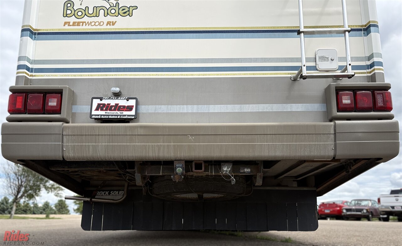 2000 Fleetwood Bounder   - Photo 13 - Bismarck, ND 58503