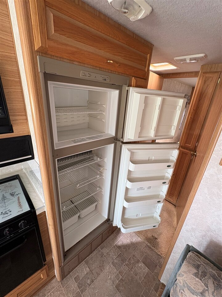 2000 Fleetwood Bounder   - Photo 37 - Bismarck, ND 58503