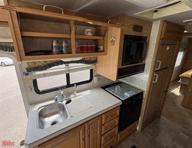 2000 Fleetwood Bounder   - Photo 34 - Bismarck, ND 58503