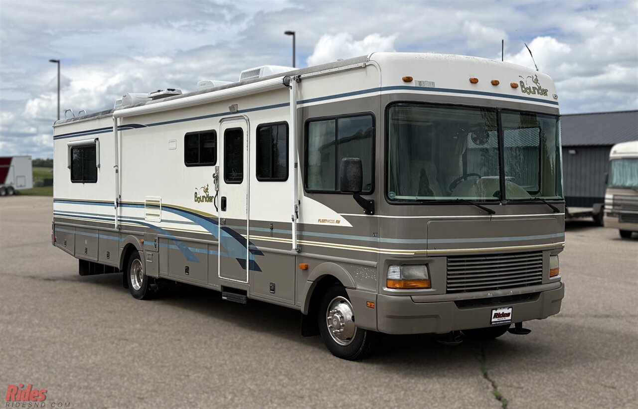 2000 Fleetwood Bounder   - Photo 1 - Bismarck, ND 58503