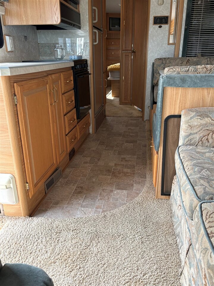 2000 Fleetwood Bounder   - Photo 32 - Bismarck, ND 58503