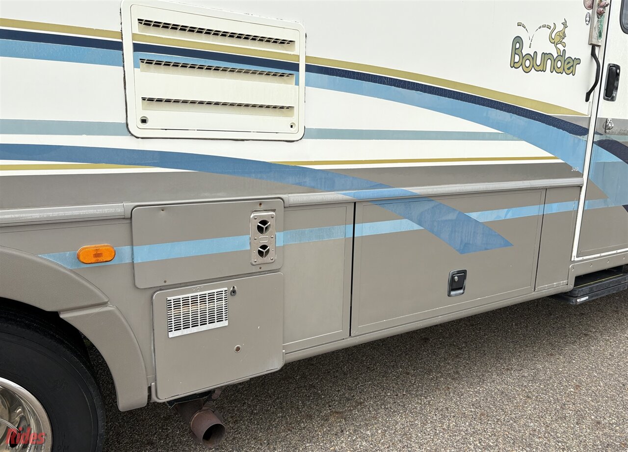 2000 Fleetwood Bounder   - Photo 15 - Bismarck, ND 58503