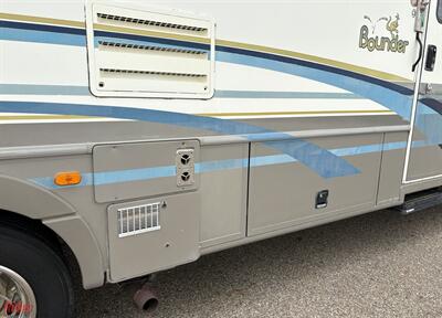 2000 Fleetwood Bounder   - Photo 15 - Bismarck, ND 58503