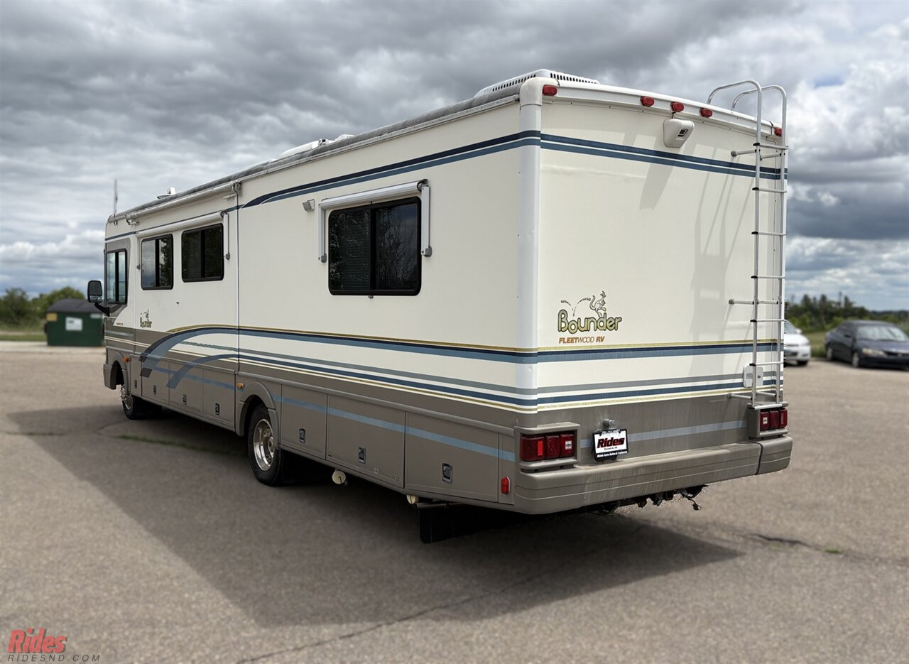 2000 Fleetwood Bounder   - Photo 8 - Bismarck, ND 58503