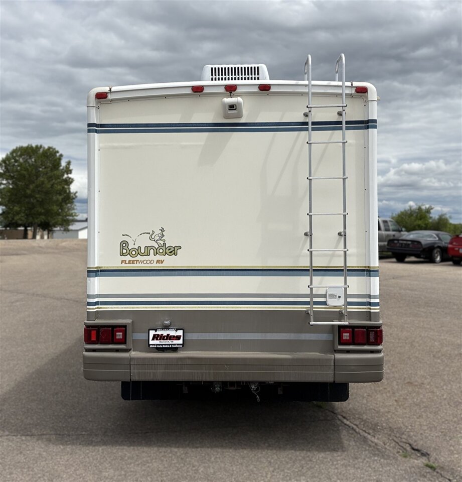2000 Fleetwood Bounder   - Photo 9 - Bismarck, ND 58503
