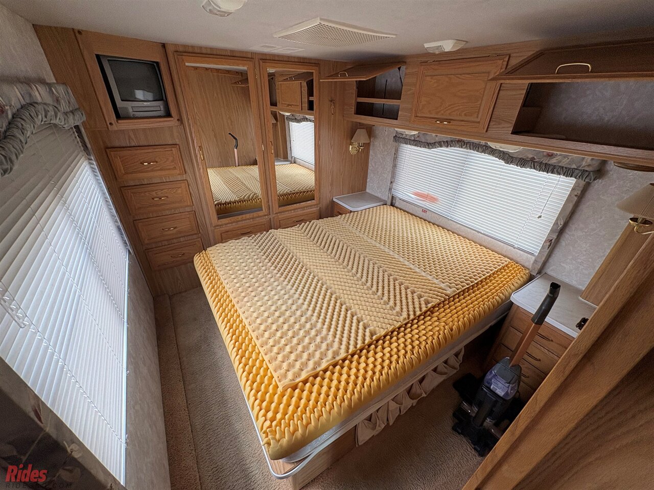 2000 Fleetwood Bounder   - Photo 44 - Bismarck, ND 58503