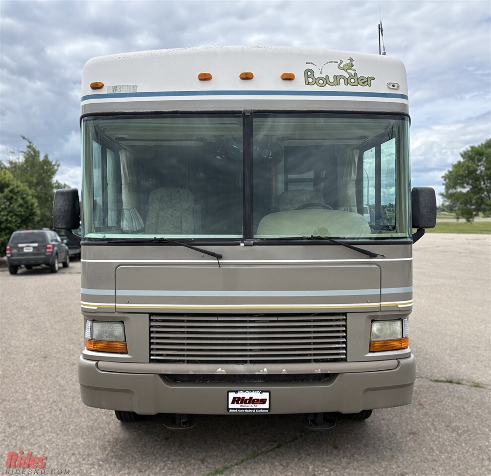2000 Fleetwood Bounder   - Photo 3 - Bismarck, ND 58503