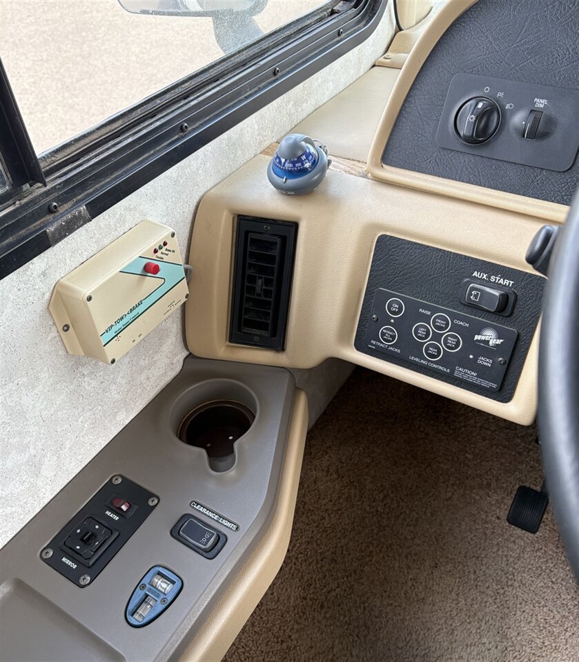 2000 Fleetwood Bounder   - Photo 27 - Bismarck, ND 58503
