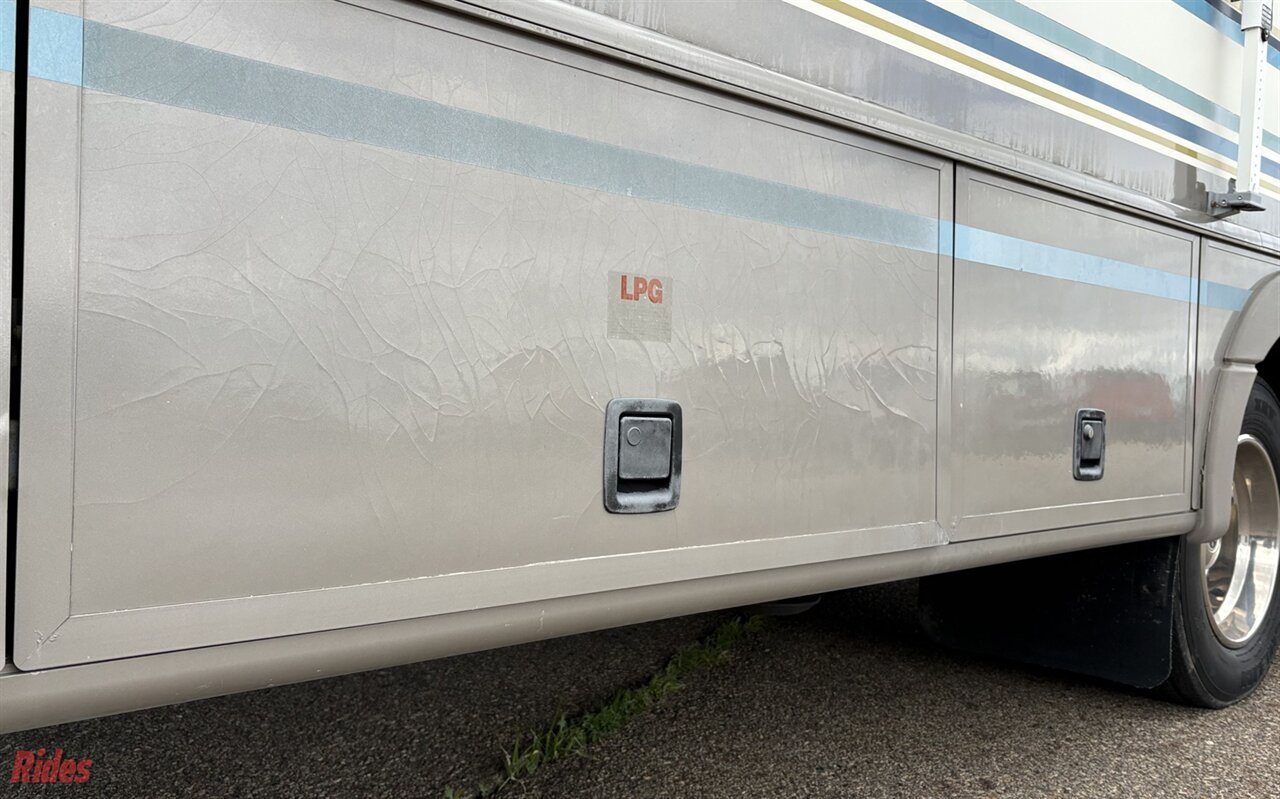2000 Fleetwood Bounder   - Photo 12 - Bismarck, ND 58503