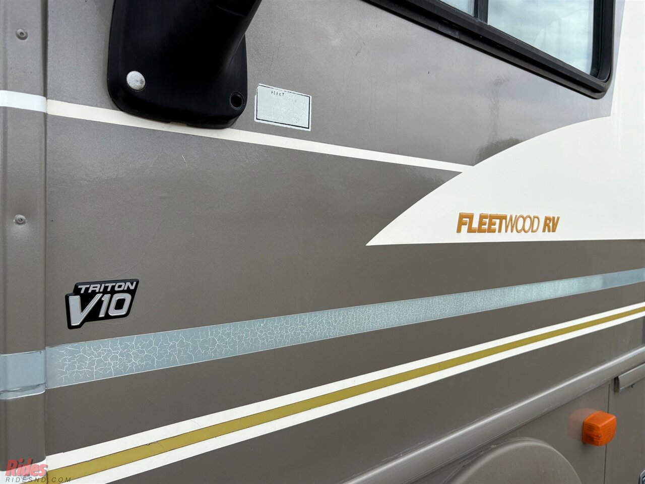 2000 Fleetwood Bounder   - Photo 6 - Bismarck, ND 58503