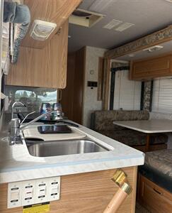 2000 Fleetwood Bounder   - Photo 19 - Bismarck, ND 58503