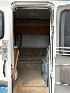 2000 Fleetwood Bounder   - Photo 17 - Bismarck, ND 58503
