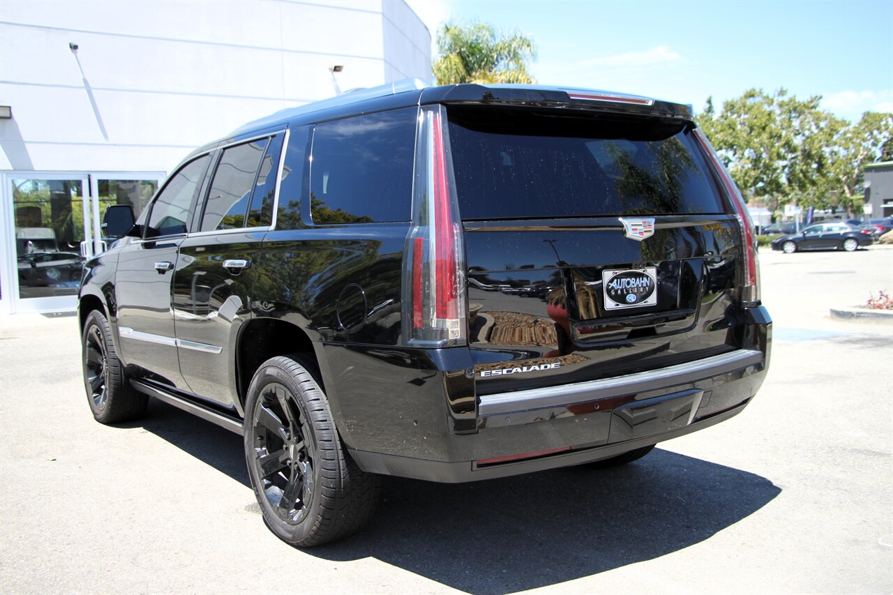 2018 Cadillac Escalade Platinum photo 3